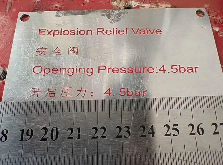 合肥激光打标代工实拍 · 不锈钢阀门标牌激光打标，Explosion Relief Valve 安全阀，牌面英文名 + 中文名 + 开启压力 4.5bar 中英文双行蚀刻排版，红色字口清晰不晕边，边角带安装孔