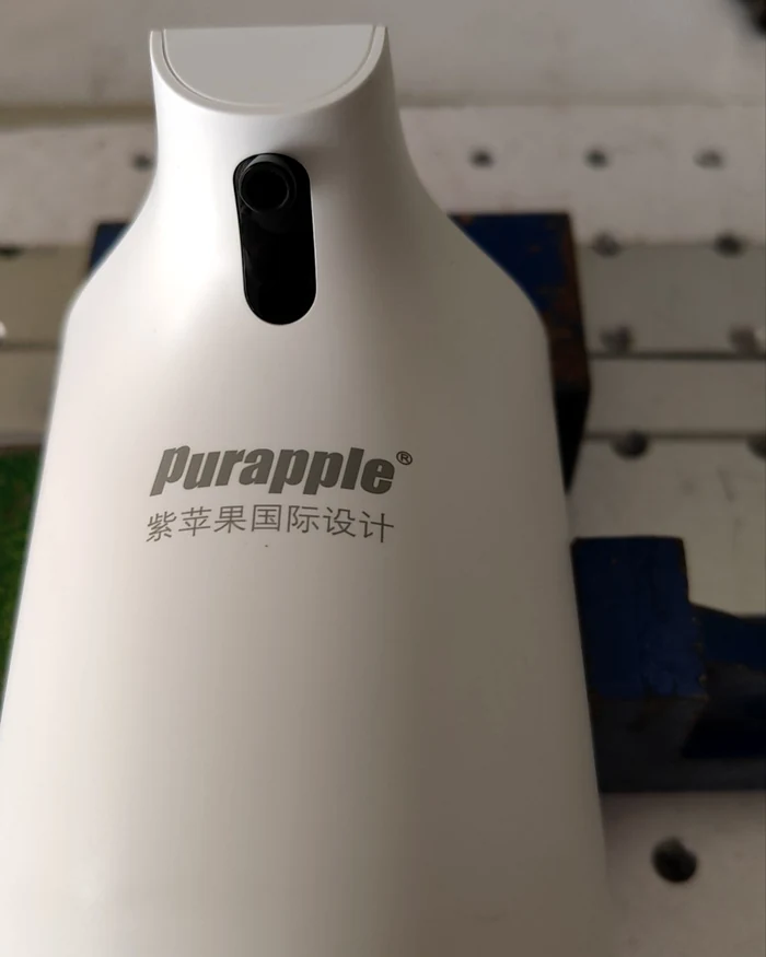 合肥激光打标代工实拍 · 白色塑料外壳激光打标 purapble 紫苹果国际设计中英文 logo，字口干净、表面无发黄变形
