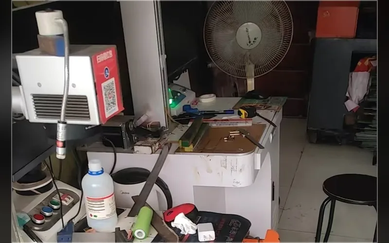合肥春诚激光打标车间实拍 · 光纤激光打标机、紫外机与 CO₂ 机三台设备常年开机，打标头、控制台、工作台面同框，可随时来看机