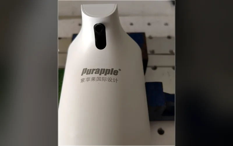 合肥激光打标代工实拍 · 白色塑料外壳激光打标 purapble 紫苹果国际设计中英文 logo，字口干净、表面无发黄变形