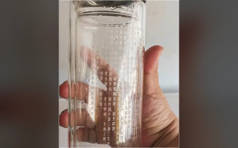 合肥激光打标代工实拍 · 双层透明玻璃杯杯壁密排竖排小字激光打标，透光看字清晰、不掉色不发白、摸着不刮手，玻璃杯与酒具定制常用