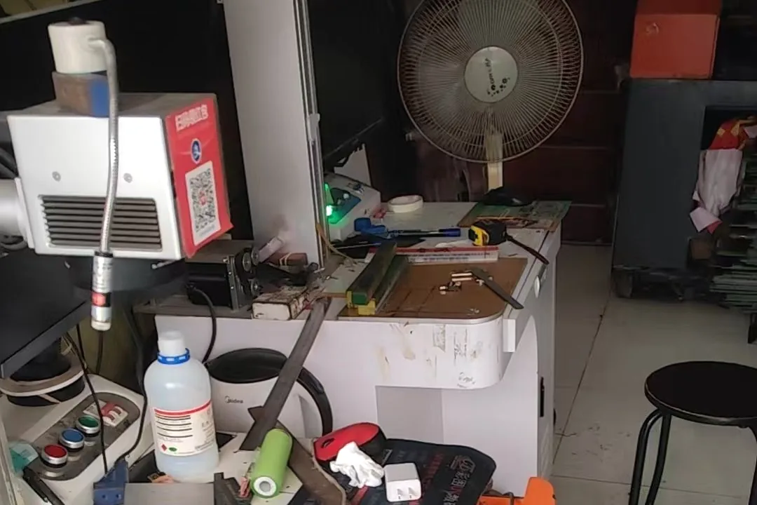 春诚激光打标合肥车间实景 · 光纤激光打标机在车间待机，打标头、控制台和工作台面，三台机器常年开机不外包
